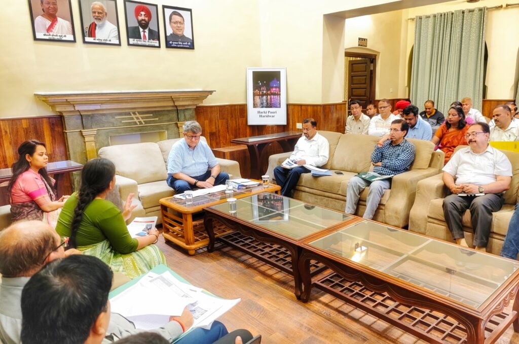 NITI AYOG के उपाध्यक्ष सुमन बेरी ने डाम कोठी पहुॅचकर आकांक्षी जनपद के अन्तर्गत चल रहे कार्यक्रमों की विस्तार से जानकारी ली