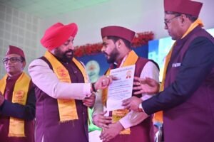 उत्तराखण्ड-आयुर्वेद-विश्वविद्यालय-के-द्वितीय-दीक्षांत-समारोह-में-राज्यपाल-ने.jpg