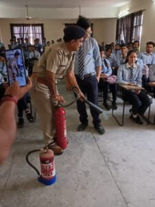 1742909156_822_एसडीआईएमटी-में-फायर-सैफ्टि-के-उपर-कार्यशाला-का-आयोजन.jpg