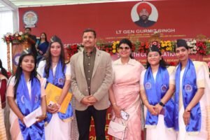 केयर-कॉलेज-ऑफ-नर्सिंग-के-विद्यार्थियों-को-राज्यपाल-के-हाथों.jpg