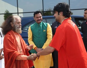 मलूकपीठाधीश्वर-राजेंद्र-दास-जी-महाराज-परमार्थ-निकेतन-के-अध्यक्ष-और.jpg