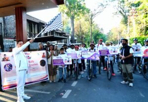 मुख्यमंत्री-ने-स्वयं-साइकलिंग-कर-अन्य-लोगों-को-उत्सवर्धन-किया.jpg