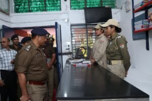 वार्षिक-निरीक्षण-करने-थाना-श्यामपुर-पहुंचे-एसएसपी-प्रमेन्द्र-सिंह-डोबाल.jpg