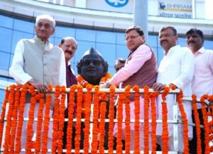 1745571107_985_मुख्यमंत्री-धामी-ने-हेमवती-नंदन-बहुगुणा-की-मूर्ति-पर-माल्यार्पण.jpeg