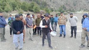 1745767561_जिलाधिकारी-ने-विभागीय-अधिकारियों-की-टीम-के-साथ-आदि-कैलाश.jpg