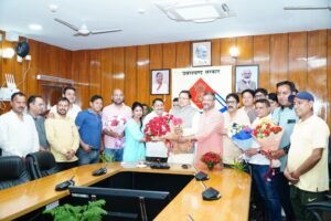 मुख्यमंत्री-से-विधायक-मेयर-देहरादून-और-पार्षदगणों-ने-भेंट-कर.jpg