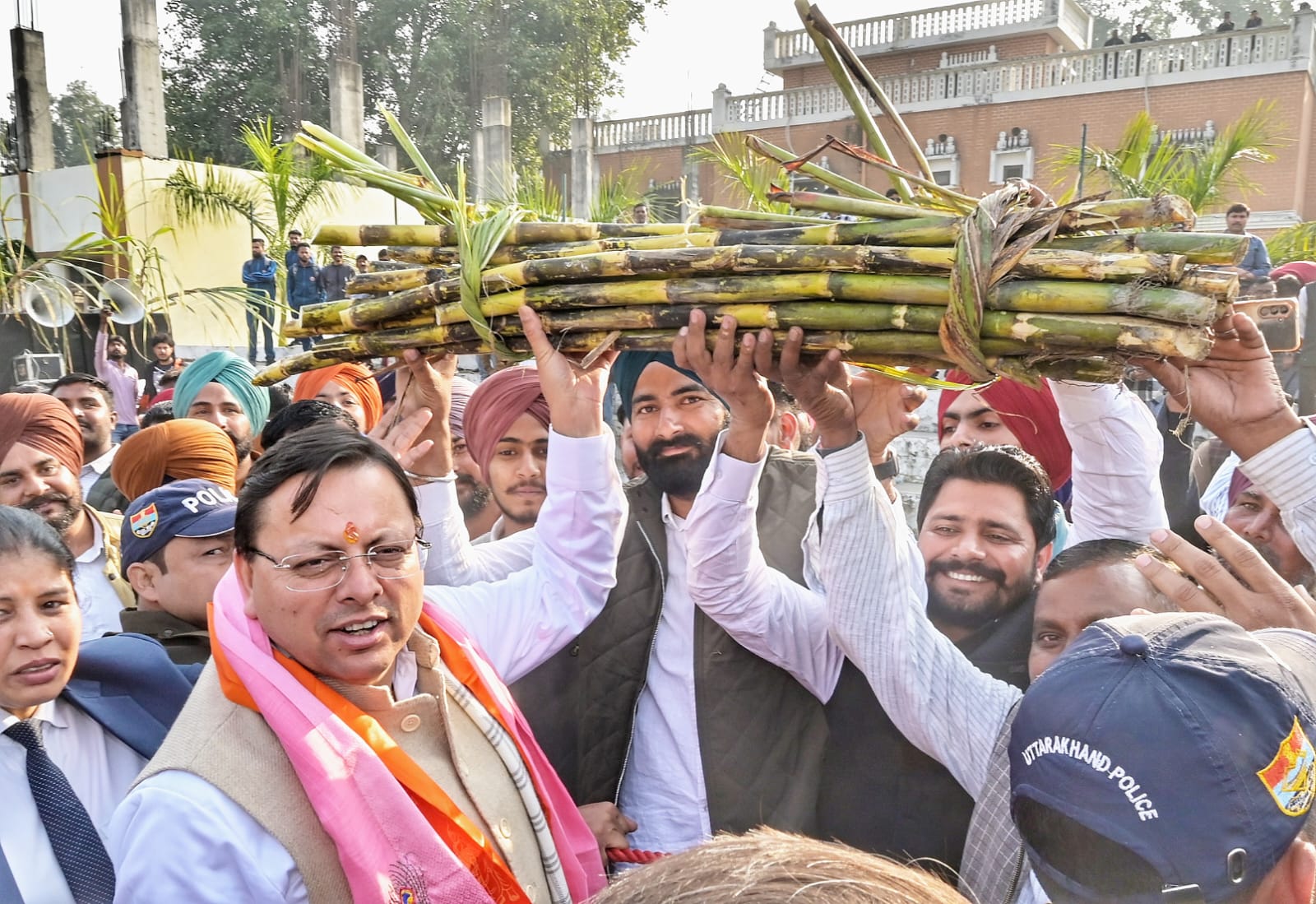 किसानों ने गुरुकुल कांगड़ी हेलिपैड पर मुख्यमंत्री का फूलों की माला व पुष्पवर्षा के साथ भव्य स्वागत किया