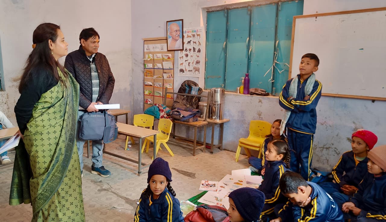 प्राथमिक विद्यालय अमसरकोट का जिलाधिकारी ने किया निरीक्षण, जर्जर सीलिंग पर नाराजगी, त्वरित मरम्मत के निर्देश