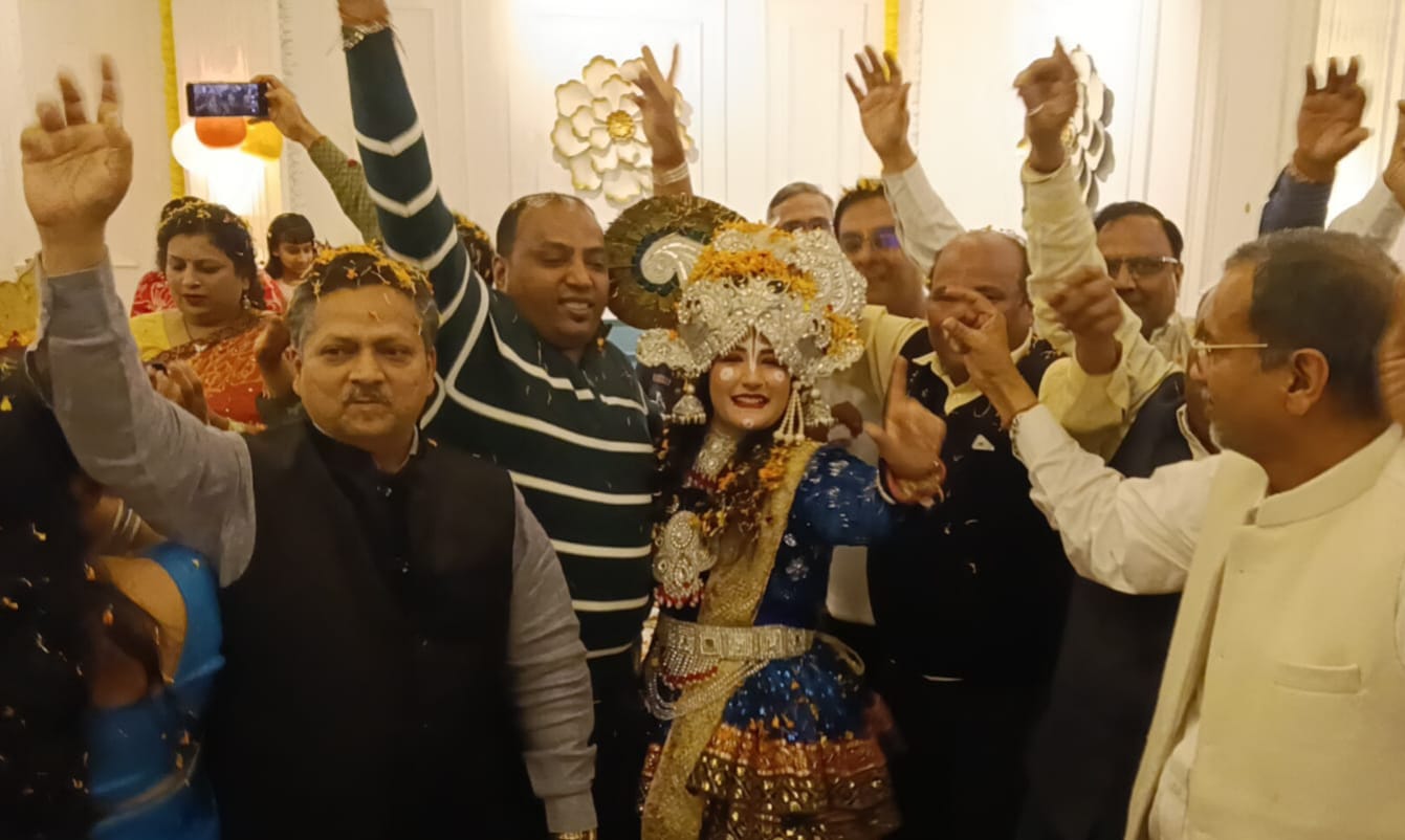 राजहंस कला मंदिर के होली मिलन में बिखरे रंग,बच्चों की प्रस्तुतियों और राधा-कृष्ण नृत्य ने मोहा मन