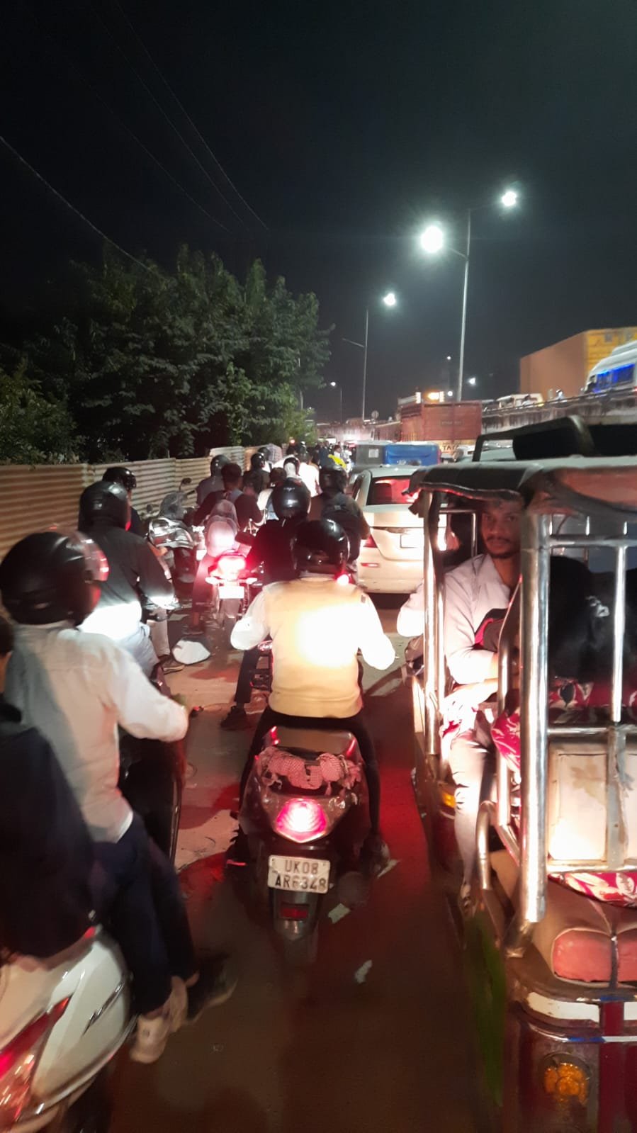 1793102568_सीतापुर-रेलवे-फाटक-बना-जाम-का-जंजाल-अंडरपास-की-मांग.jpg