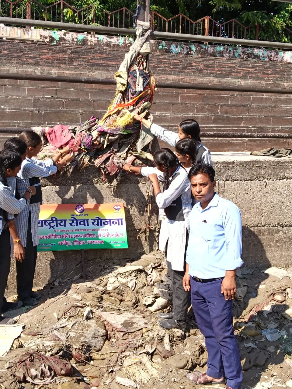 1793115438_मुख्यमंत्री-के-निर्देशों-के-क्रम-में-कुंभ-मेलाधिकारी-श्रीमती-सोनिका.jpg
