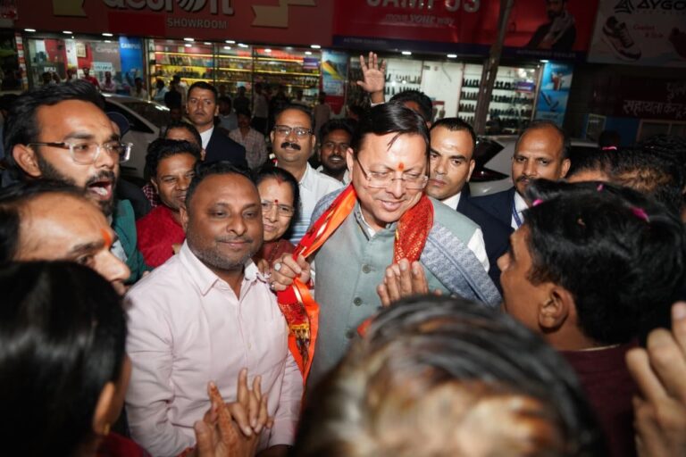 1793201530_ऋषिकेश-में-मुख्यमंत्री-श्री-पुष्कर-सिंह-धामी-का-स्थानीय-लोगों.jpeg