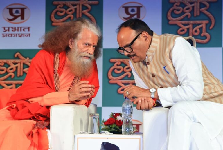 1793243860_वाराणसी-में-‘हमारे-मनु-समारोह-में-पद्मश्री-मनु-शर्मा-की.jpeg