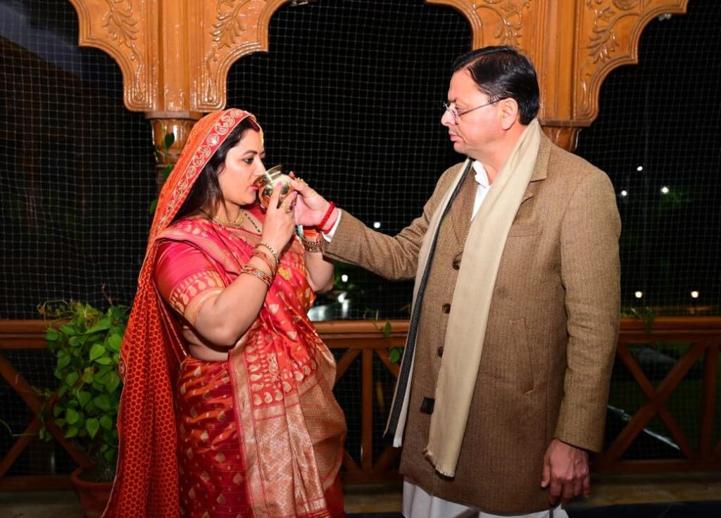 1793293532_मुख्यमंत्री-पुष्कर-सिंह-धामी-ने-धर्मपत्नी-गीता-धामी-के-साथ.jpeg