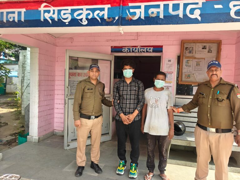 जल-पुलिस-बनी-बिछड़े-बालक-का-सहारा-सकुशल-परिजनों-से.jpeg