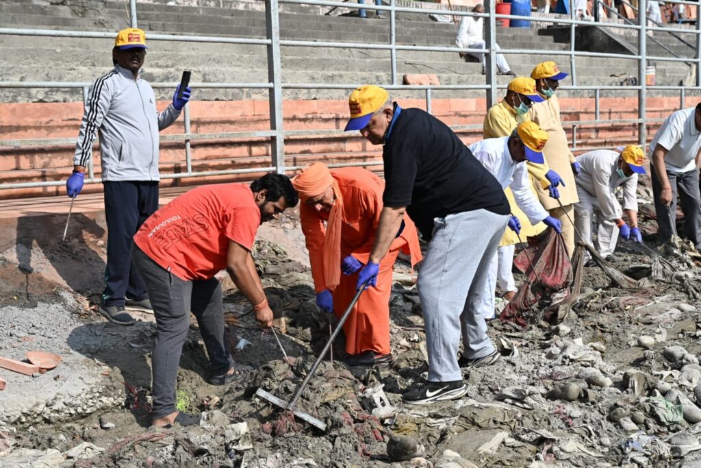 प्रेमनगर-आश्रम-के-स्वयंसेवक-उतरे-स्वच्छता-अभियान-में-बंद-गंगा.jpeg